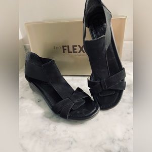 The FLEXX Black Gladding Nubuck Women’s Sandal Size 7.5